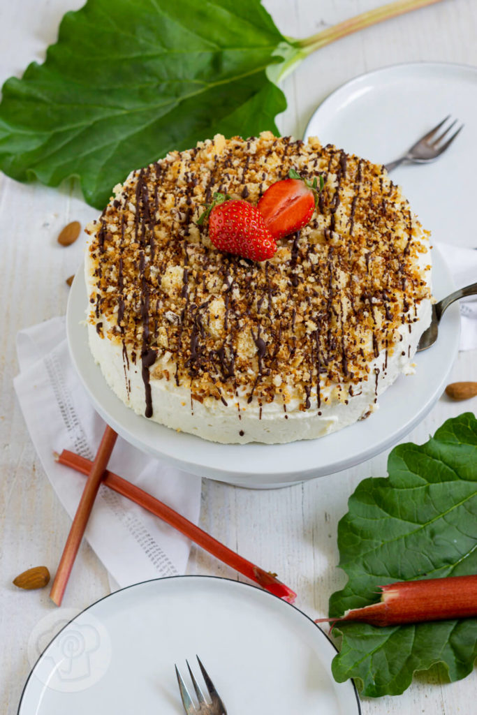 Rezept zum Backen. Rhabarbertorte mit Streuseln. Tolle Kombination aus säuerlichem Rhabarber und luftigem Biskuit und Sahne. Getoppt von knusprigen Streuseln. Diese Rhabarberstreuseltorte musst du probieren. Küchentraum & Purzelbaum