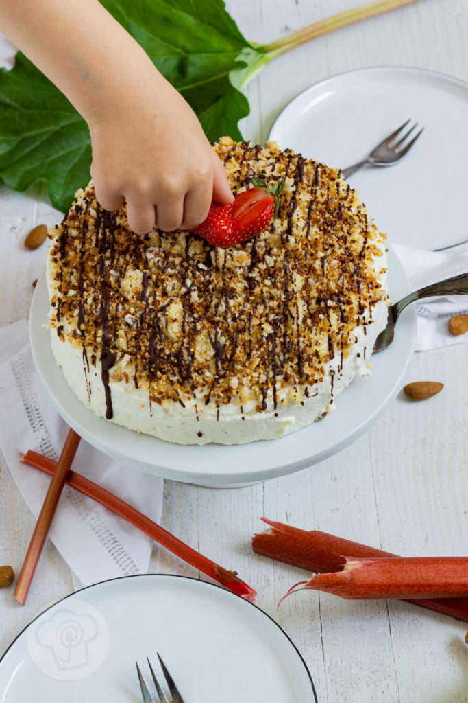 Rezept zum Backen. Rhabarbertorte mit Streuseln. Tolle Kombination aus säuerlichem Rhabarber und luftigem Biskuit und Sahne. Getoppt von knusprigen Streuseln. Diese Rhabarberstreuseltorte musst du probieren. Küchentraum & Purzelbaum