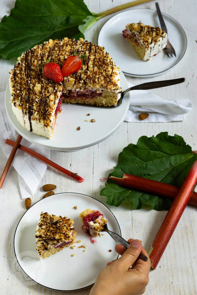 Rezept zum Backen. Rhabarbertorte mit Streuseln. Tolle Kombination aus säuerlichem Rhabarber und luftigem Biskuit und Sahne. Getoppt von knusprigen Streuseln. Diese Rhabarberstreuseltorte musst du probieren. Küchentraum & Purzelbaum