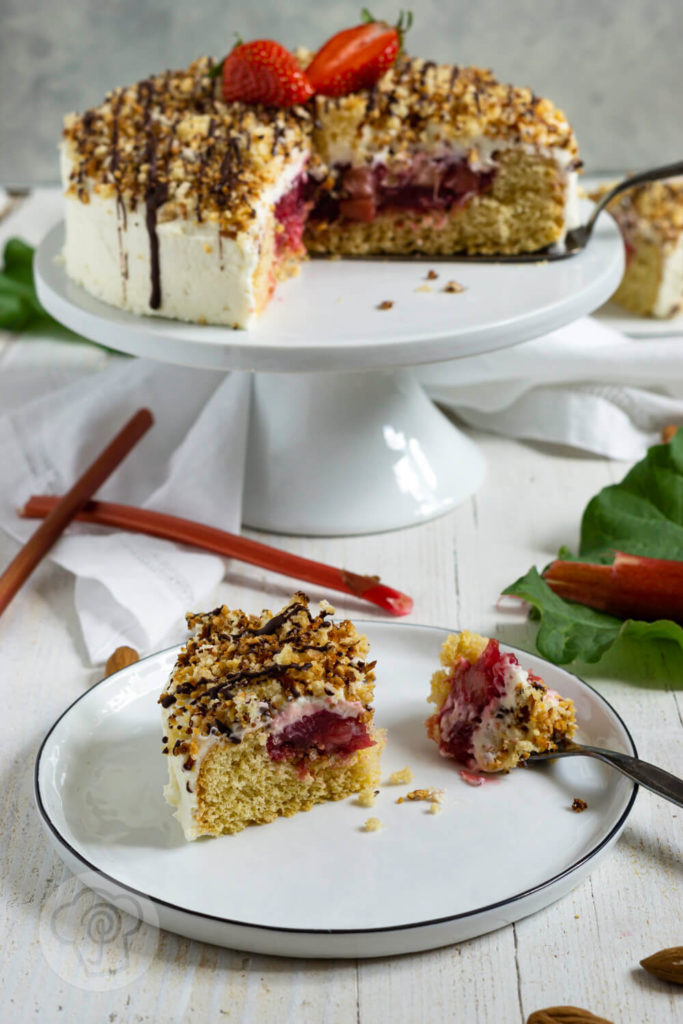 Rezept zum Backen. Rhabarbertorte mit Streuseln. Tolle Kombination aus säuerlichem Rhabarber und luftigem Biskuit und Sahne. Getoppt von knusprigen Streuseln. Diese Rhabarberstreuseltorte musst du probieren. Küchentraum & Purzelbaum