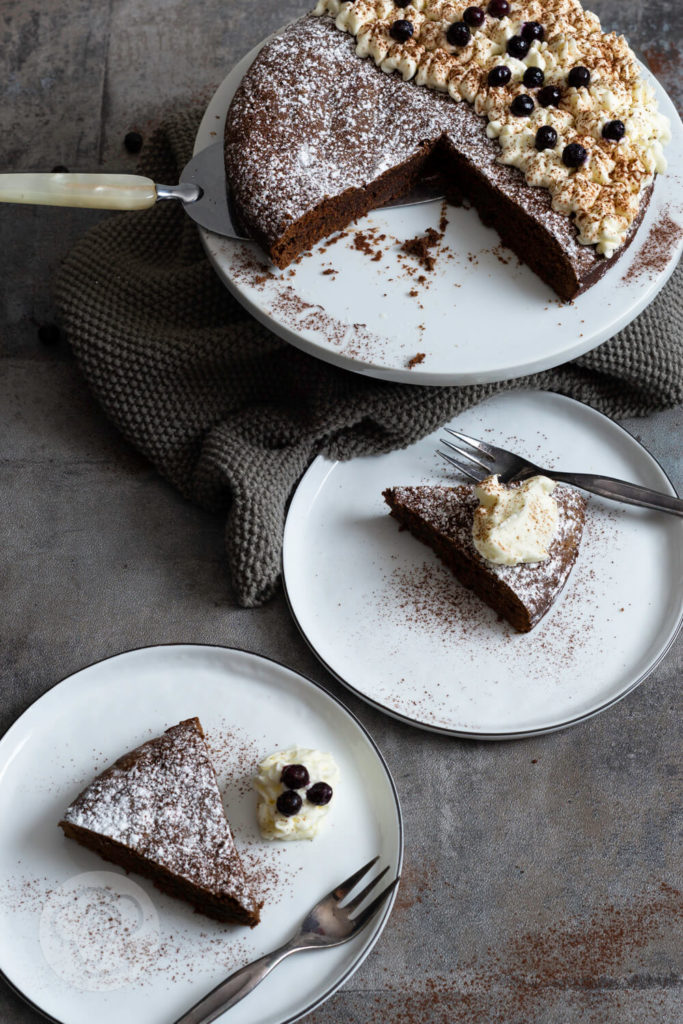 [Werbung] Rezept zum Backen. Wer Brownies mag wird diesen schwedischen Schokokuchen oder Kladdkaka lieben. Erfahr neben dem Rezept außerdem noch, was eine schwedische Fika ist und lerne die Ankarsrum Assistent Original kennen. Küchentraum & Purzelbaum