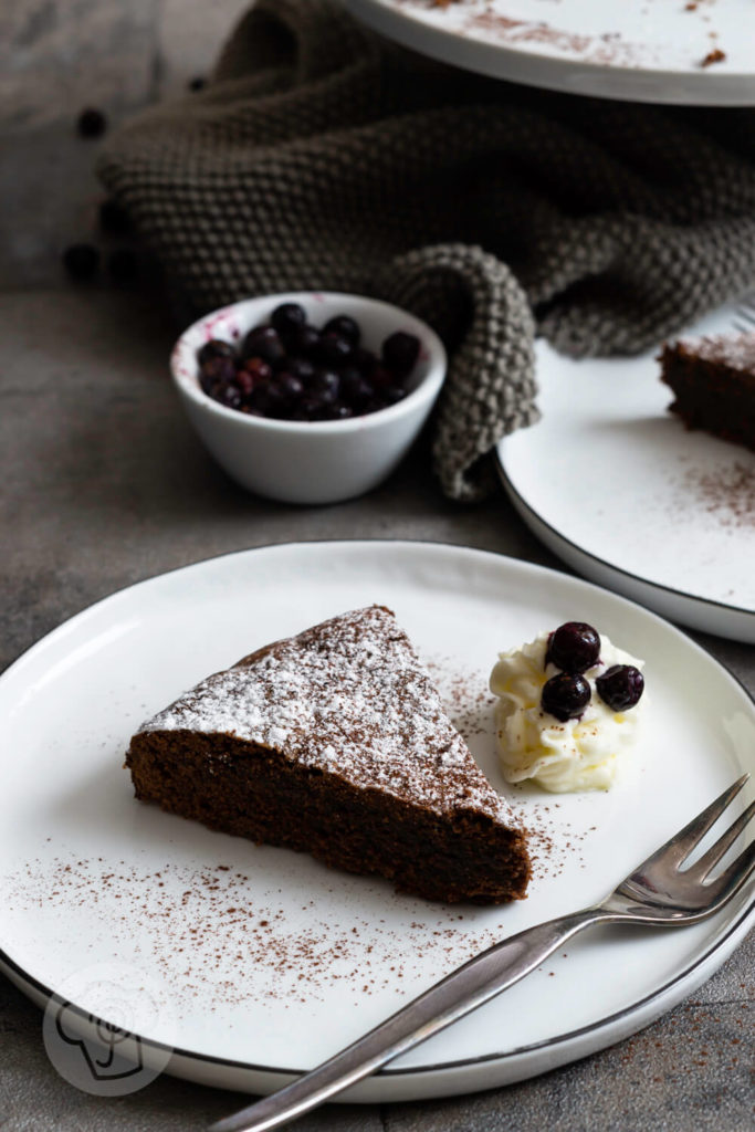 [Werbung] Rezept zum Backen. Wer Brownies mag wird diesen schwedischen Schokokuchen oder Kladdkaka lieben. Erfahr neben dem Rezept außerdem noch, was eine schwedische Fika ist und lerne die Ankarsrum Assistent Original kennen. Küchentraum & Purzelbaum