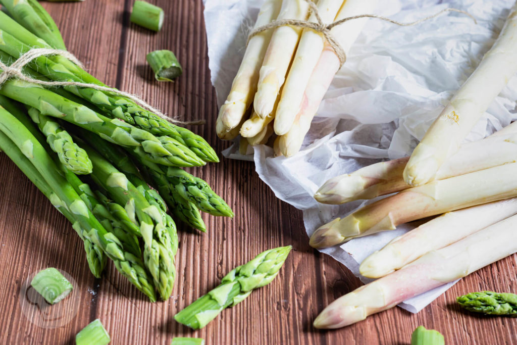 Frischer grüner und weißer Spargel