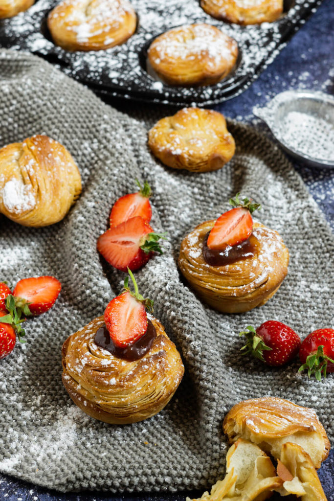 Cruffins mit Puderzucker und Erdbeermarmelade