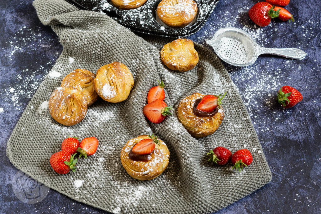 Cruffins mit Erdbeeren und Marmelade