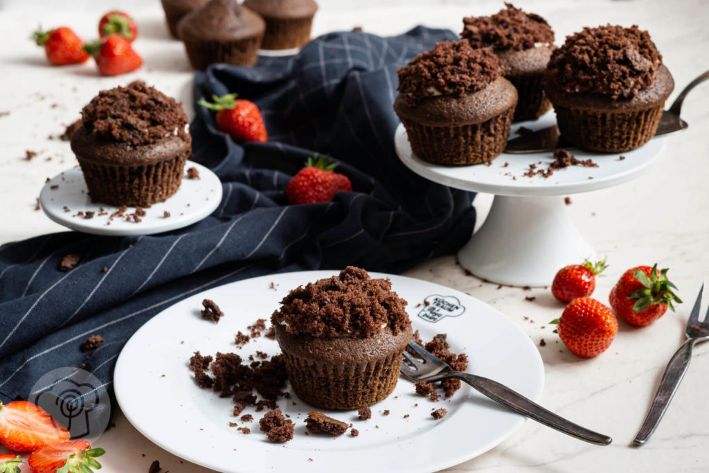 Maulwurf Muffins mit Erdbeeren auf dem Teller und auf der Tortenplatten