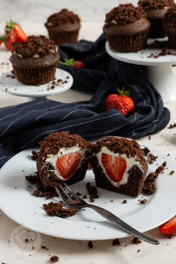 Aufgeschnittener Maulwurf Muffin mit Erdbeere in der Mitte