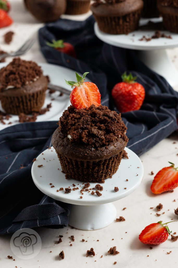 Maulwurf Muffin mit Erdbeere auf einer kleinen Tortenplatte