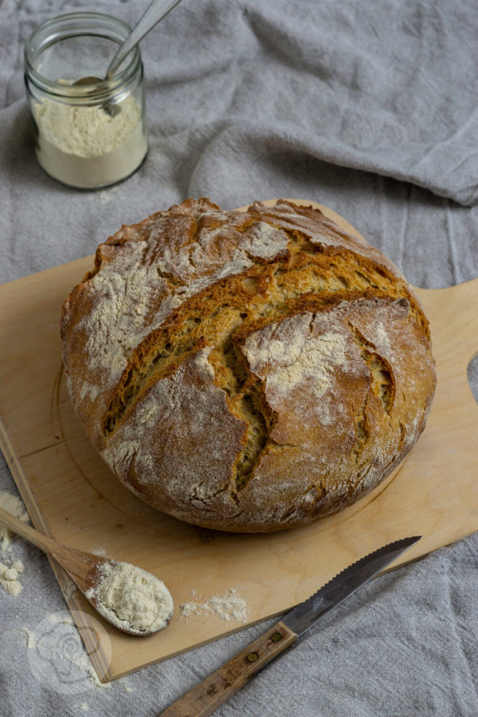 Pane di grano duro (italienischen Hartweizenbrot) - Brotlaib auf Holzbrett