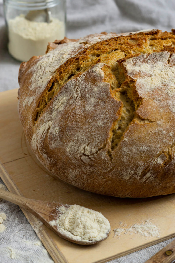 Pane di grano duro (italienischen Hartweizenbrot) - Brotlaib auf Holzbrett mit Hartweizenmehl