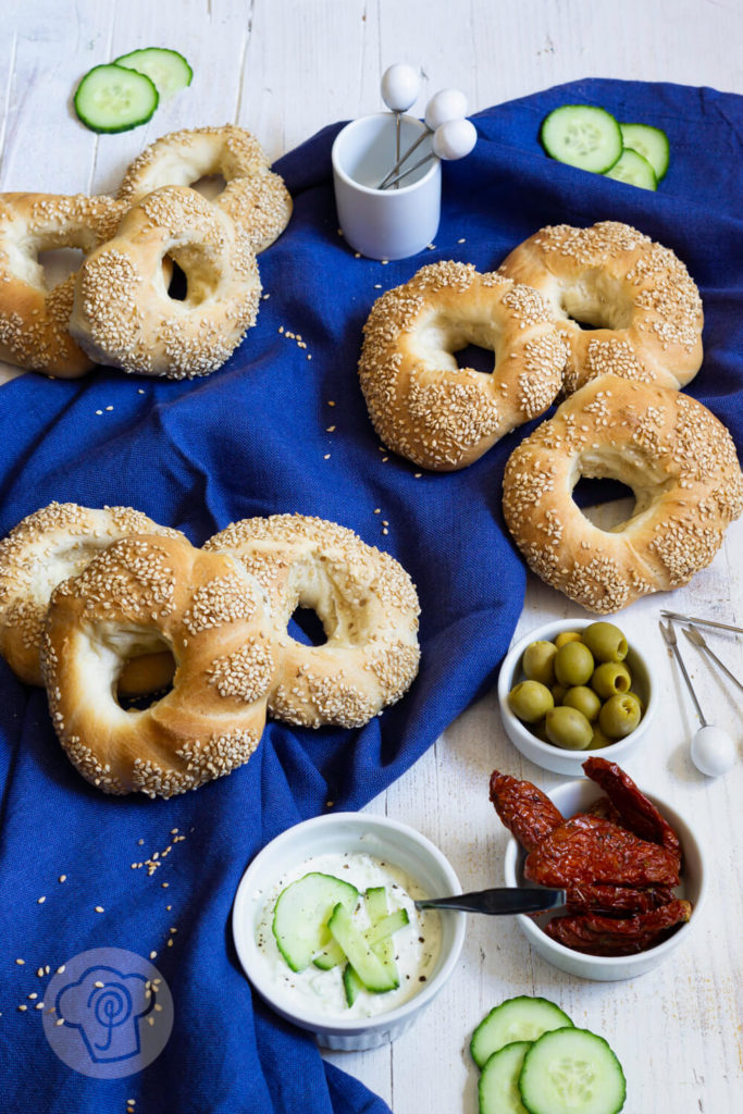 Griechische Sesamringe - Sesamkringel mit Tzatziki, Oliven und getrockneten Tomaten dekoriert