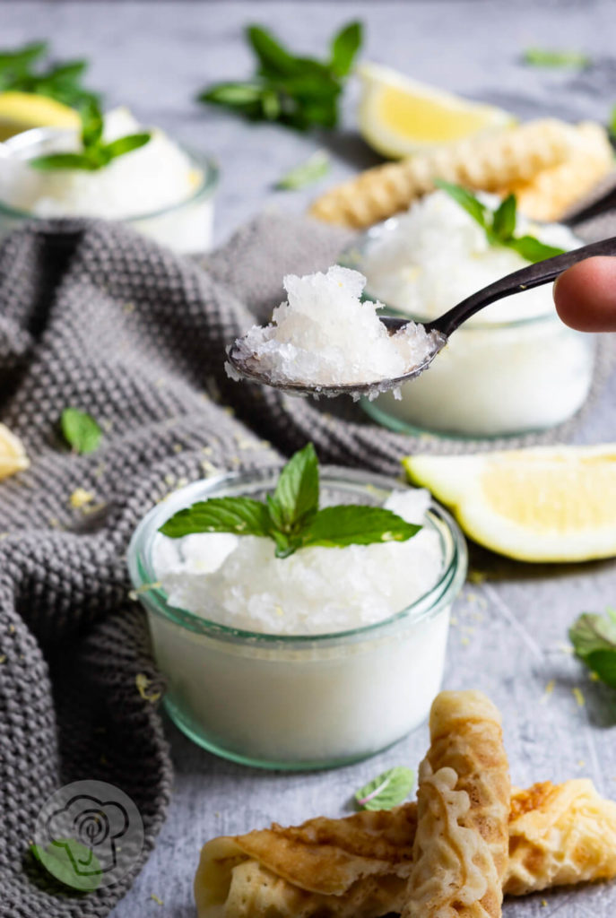 Zitronengranita auf dem Löffel