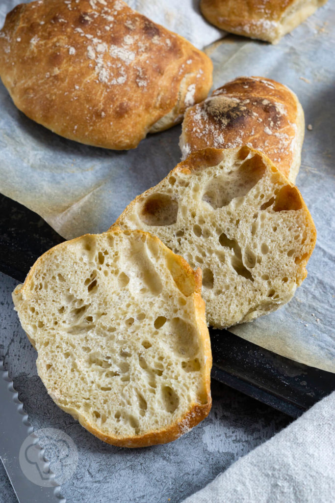 aufgeschnittenes Ciabattabrötchen mit Poolish