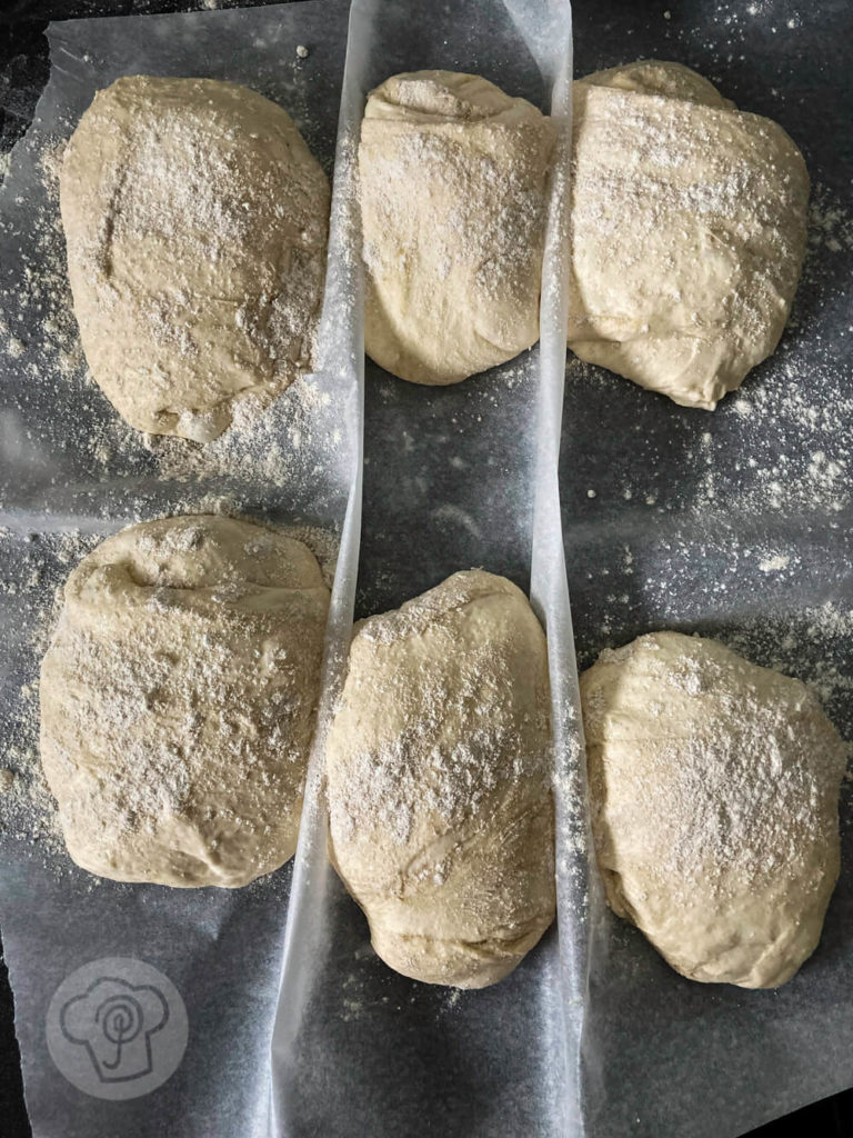 Geformte Ciabatta Brötchen auf Backpapier