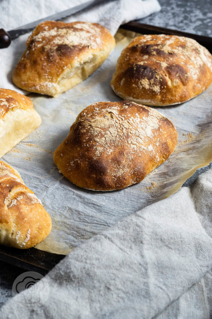 Ciabatta Brötchen auf einem Blech