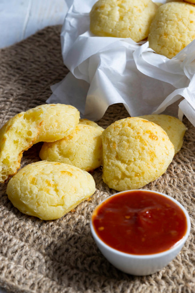 Pan de yuca (glutenfreie Käsebrötchen aus Ecuador) mit scharfem Dip