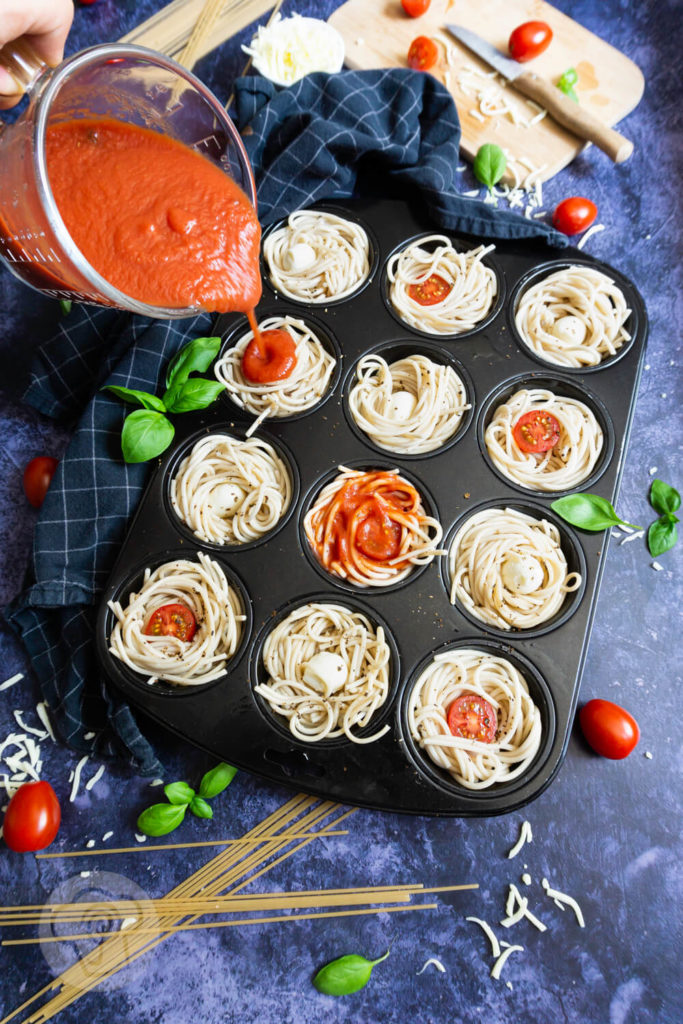 Spaghetti Muffins ungebacken im Muffinblech