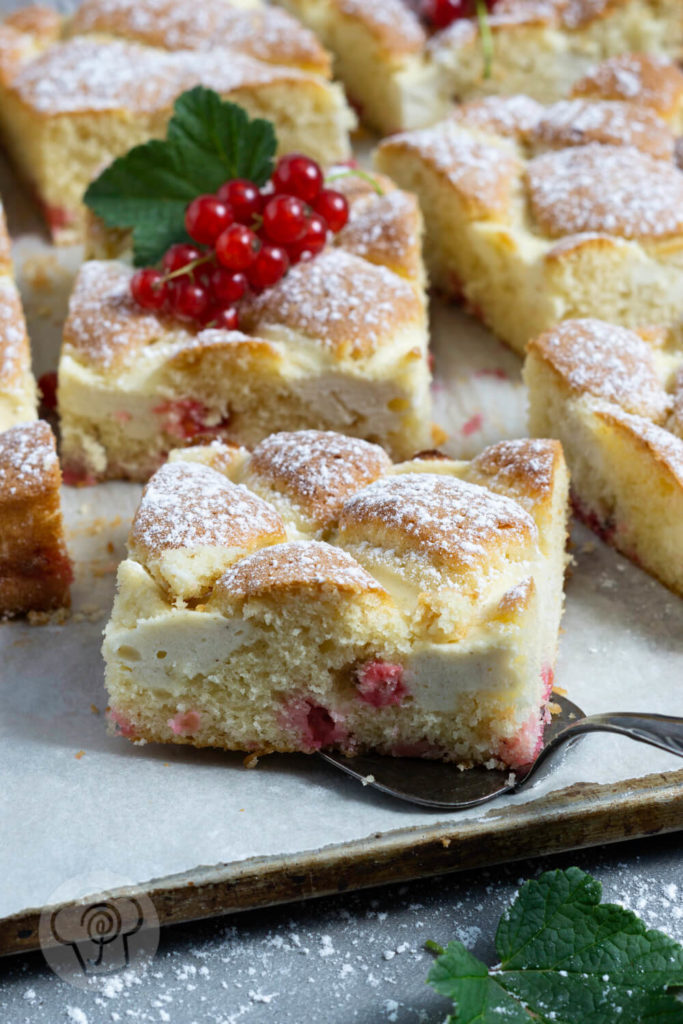 Stück Steppdeckenkuchen auf dem Blech