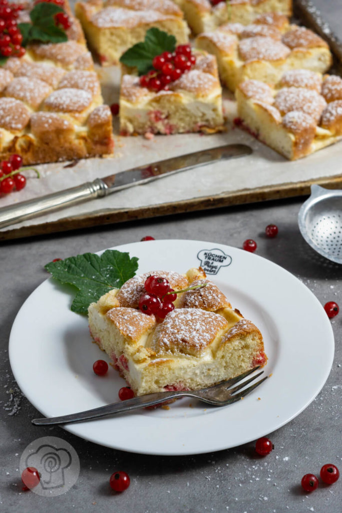 Stück Steppdeckenkuchen auf einem Teller mit Kuchengabel.