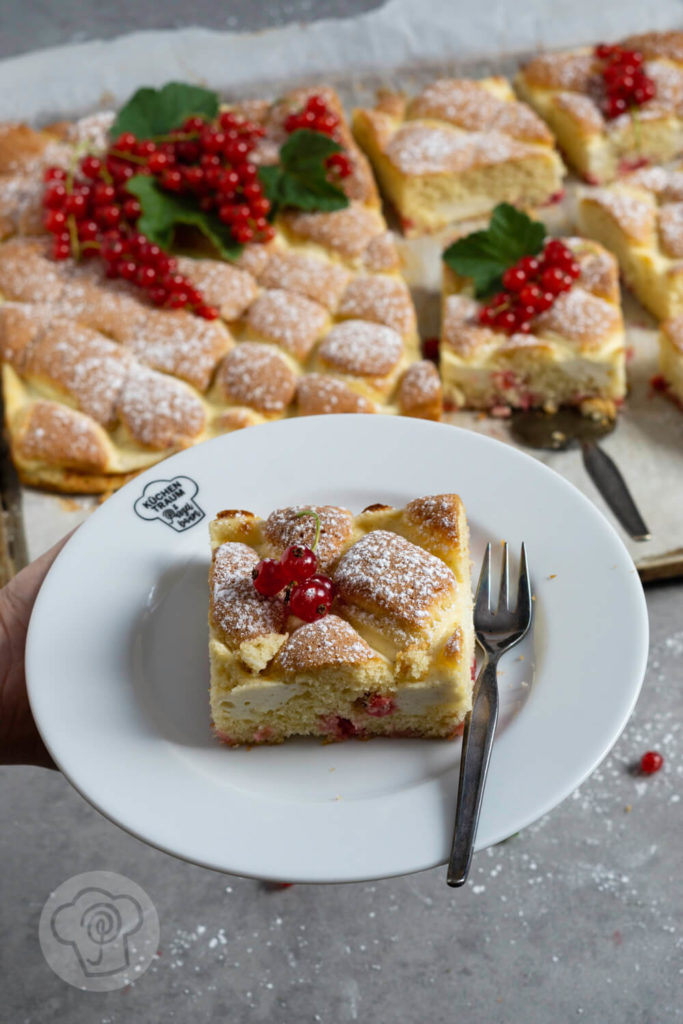 Stück Steppdeckenkuchen auf dem Teller