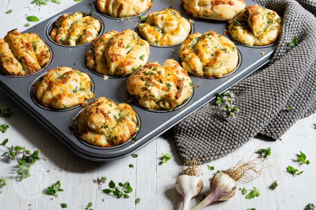 Muffinblech mit Kräuter Zupfbrotmuffins und Knoblauch