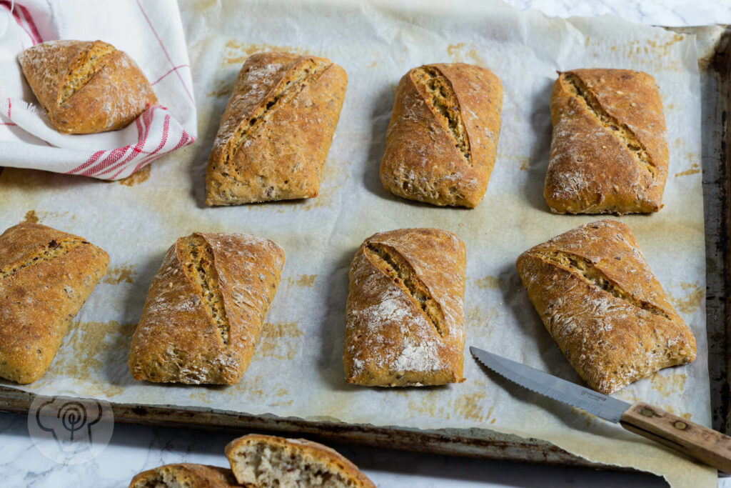Einfache Buttermilch Brötchen auf dem Blech