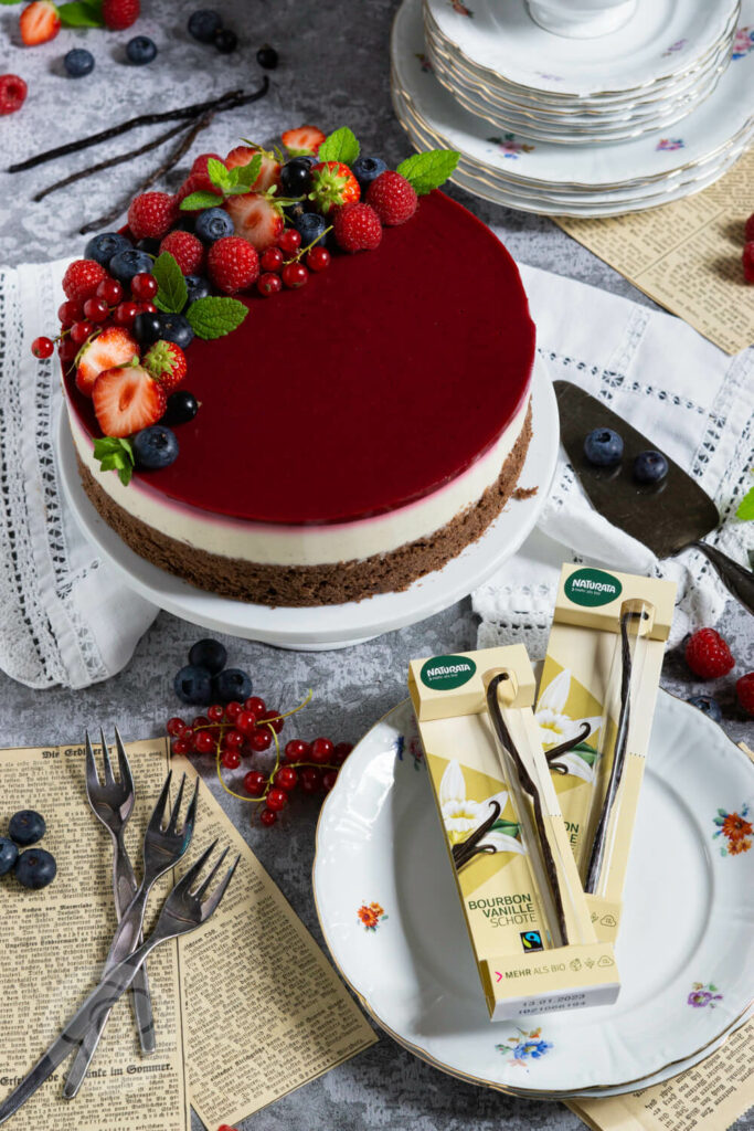 Panna Cotta Torte auf Etagère und Vanilleschoten