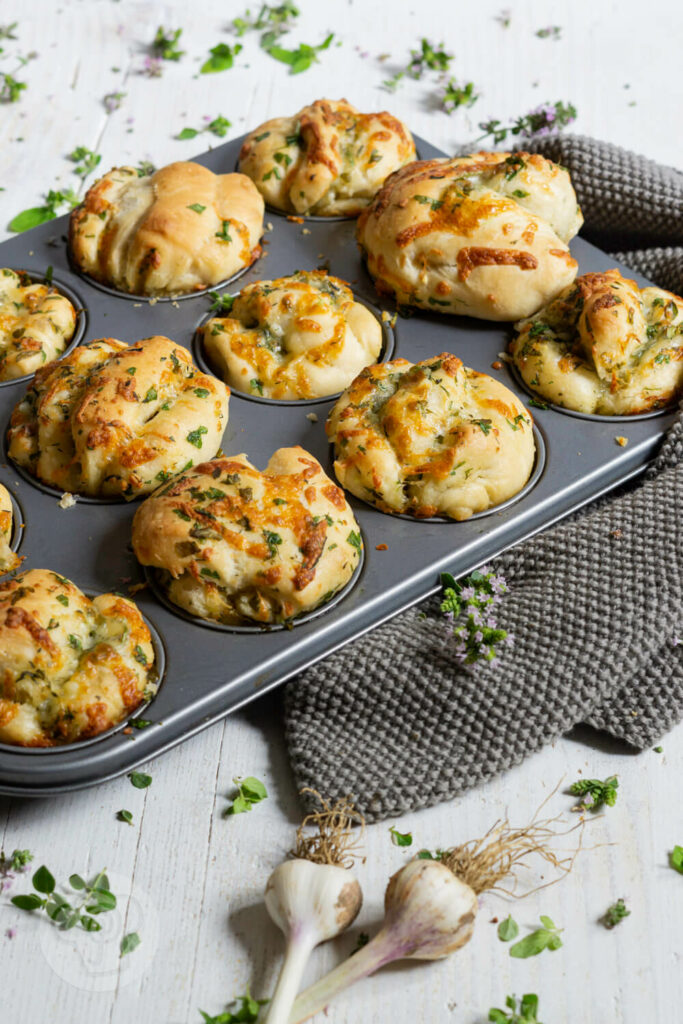 Kräuter Zupfbrot Muffins 2 Muffinblech mit Kräuter Zupfbrotmuffins und Knoblauch
