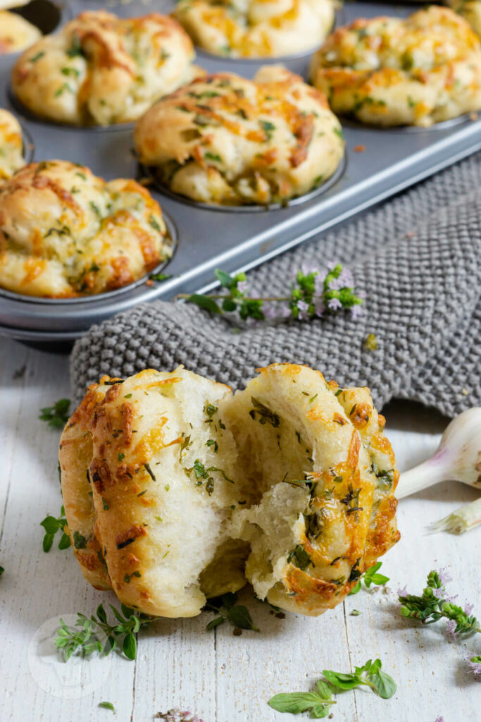 Zupfbrot Muffin, im Hintergrund Muffinblech