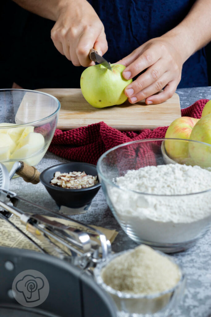 Einfacher gedeckter Apfelkuchen mit Nüssen. Zutaten.