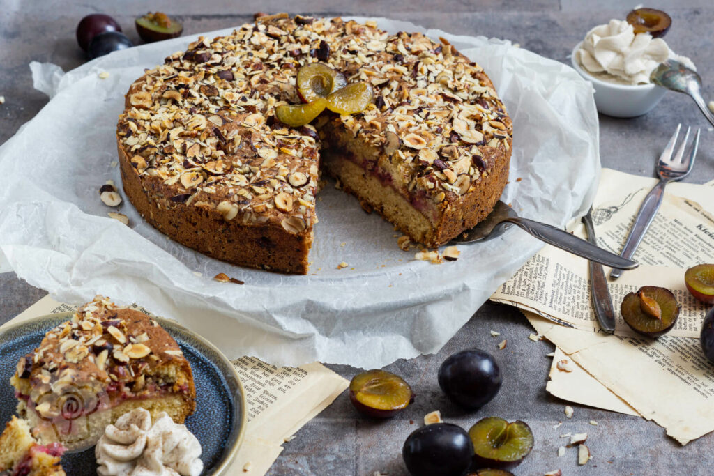 Pflaumenkuchen auf dem Rost angeschnitten