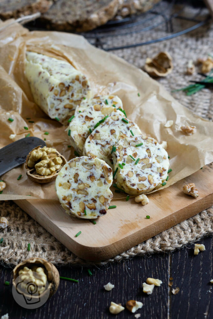 Walnussbutter in Scheiben geschnitten mit Nüssen drumherum