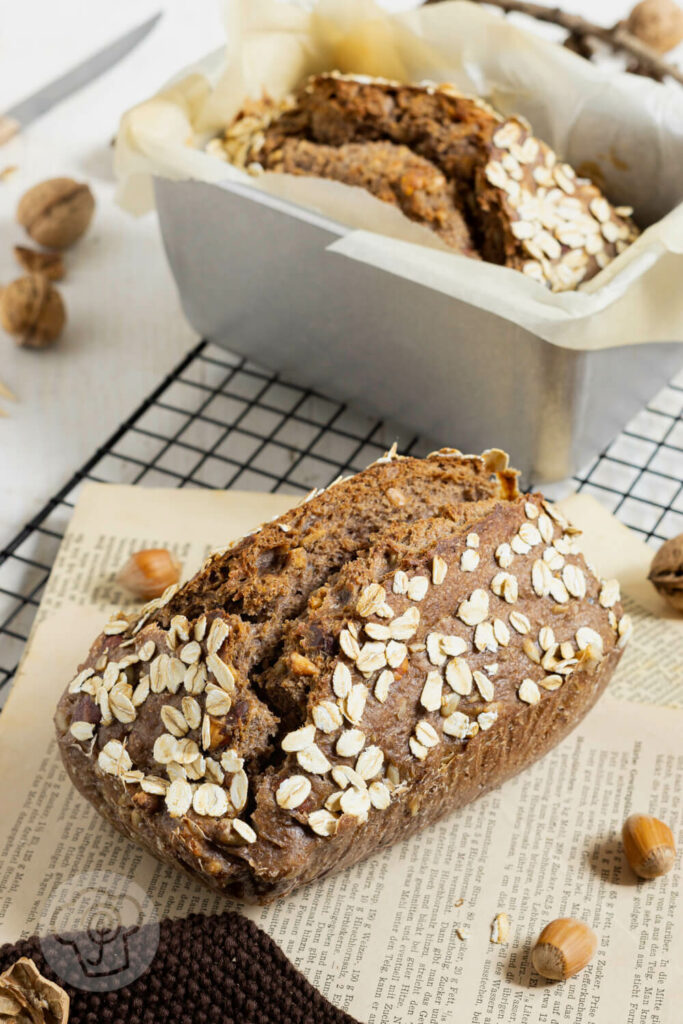 Nussbrot mit Haferflocken auf einem Rost