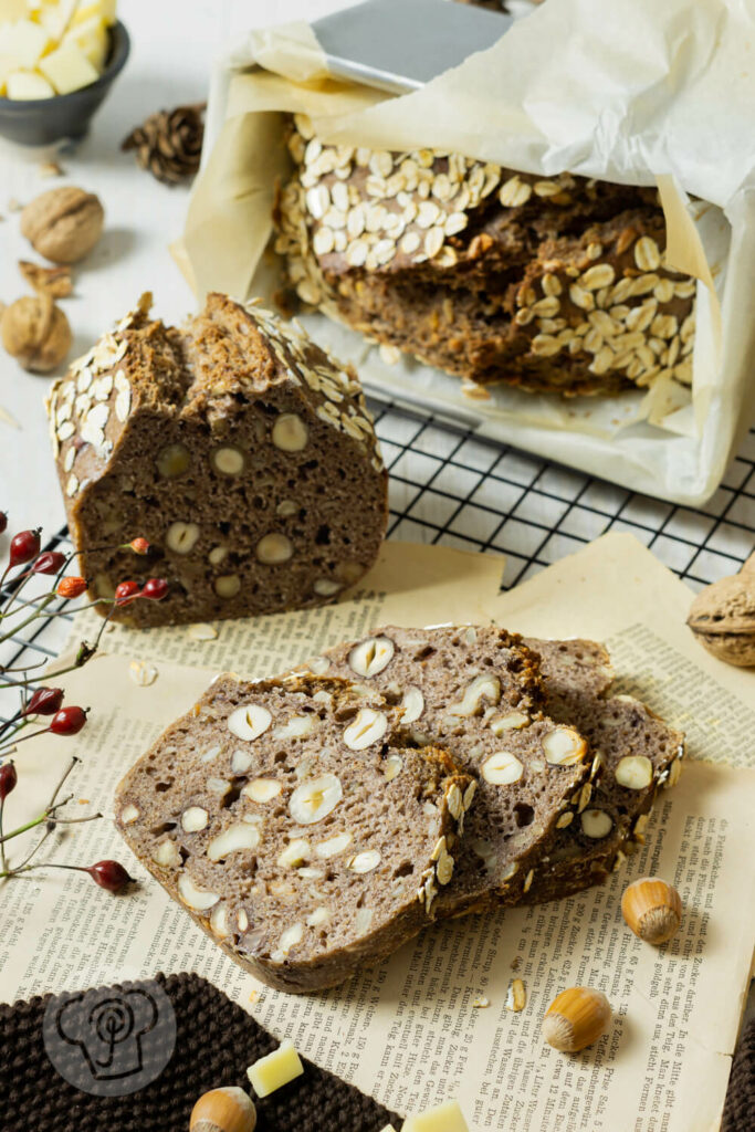 Nussbrot mit Haferflocken auf einem Rost, aufgeschnitten