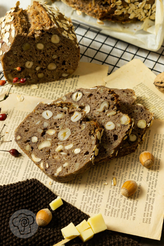 Nussbrot mit Haferflocken auf einem Rost, aufgeschnitten