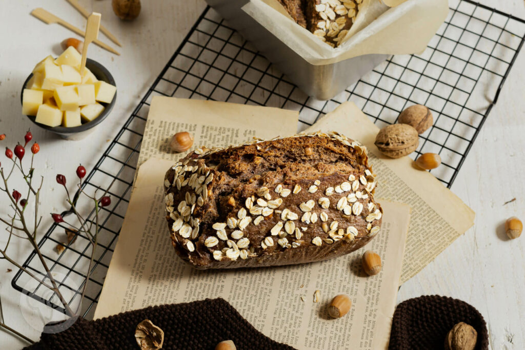 Nussbrot mit Haferflocken auf einem Rost