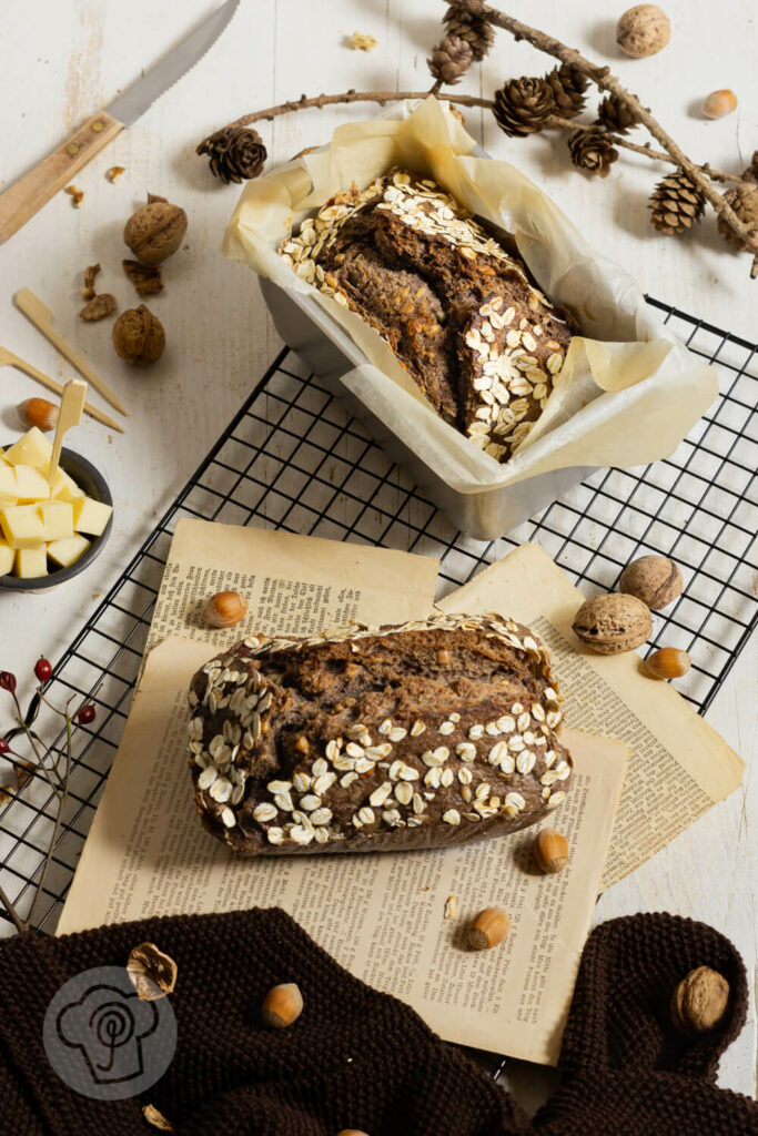 Nussbrot mit Haferflocken auf einem Rost