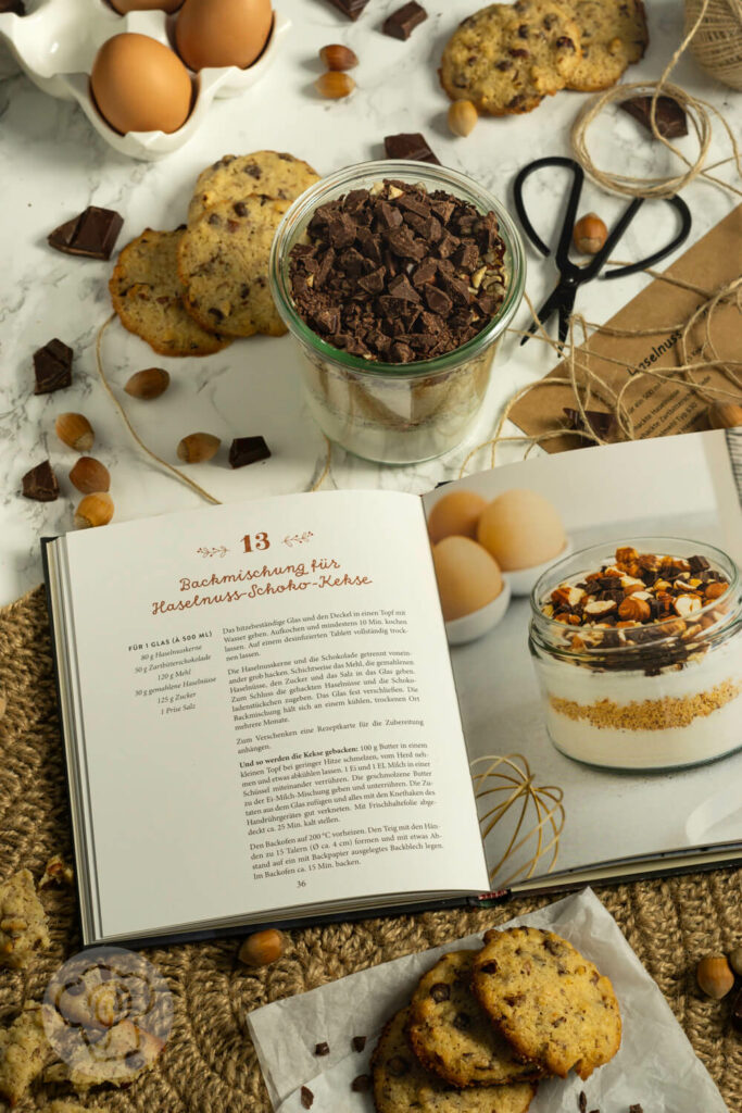 Backmischung für Schoko Cookies mit Nüssen dazu das Buch Die schönsten Geschenke aus der Küche aufgeschlagen