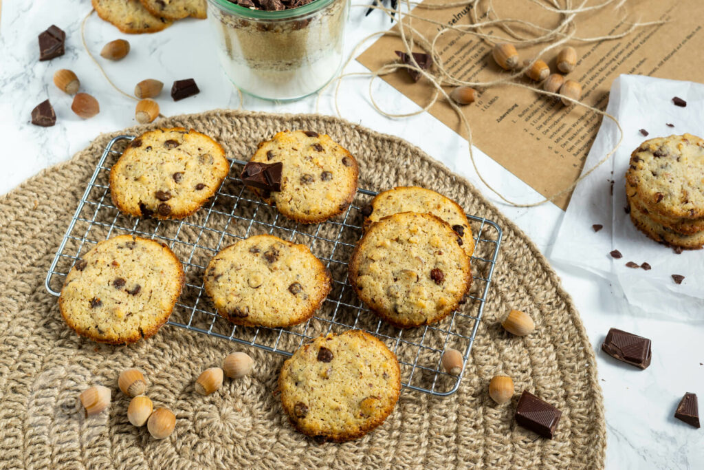 Gebackene Schoko Cookies mit Nüssen auf einem Rost