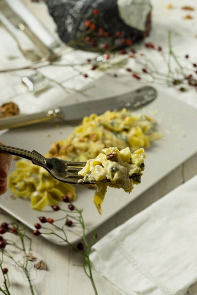 Safran Nudeln mit Blauschimmelkäse Sauce auf einer Gabel