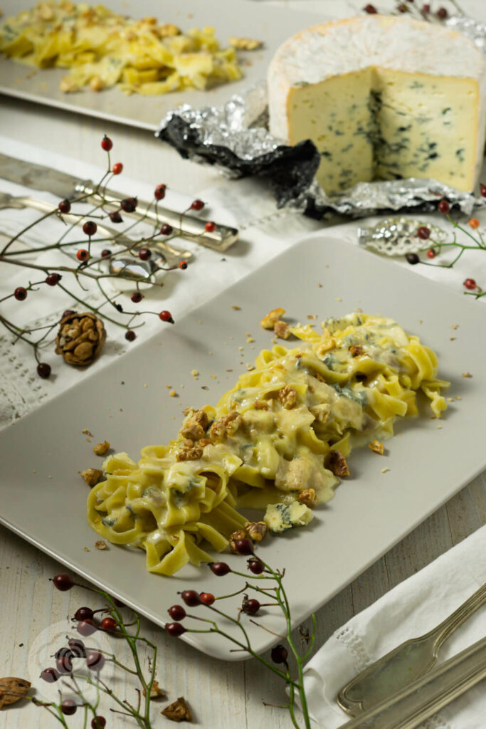 Safran Nudeln mit Blauschimmelkäse Soße - Küchentraum &amp; Purzelbaum