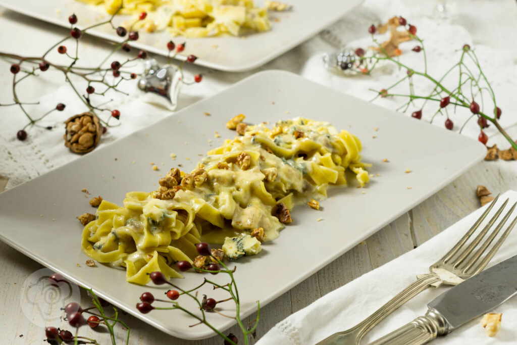 Safran Nudeln mit Blauschimmelkäse Sauce auf einem Teller