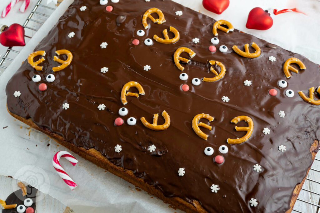Lebkuchenschnitten vom Blech mit Rentiergesicht