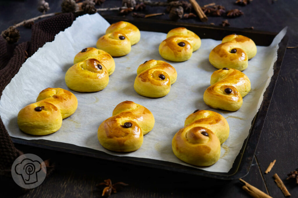 Fertige Luciabrötchen auf einem Blech