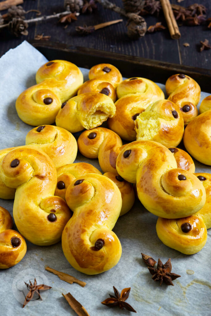 Lussekatter auf einem Blech