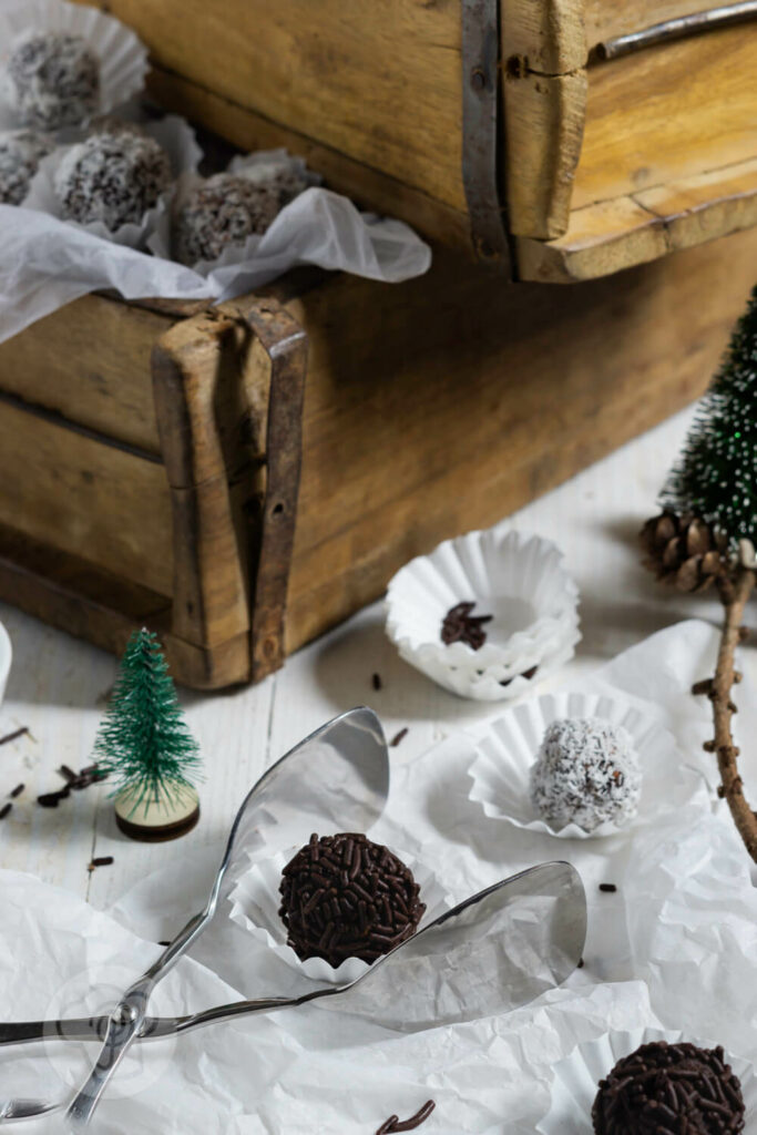 Rumkugeln mit Schokostreusel und einer Gebäckzange