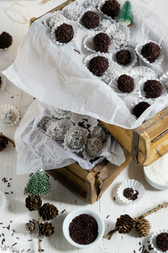 Rumkugeln mit Schokostreuseln und Kokosflocken