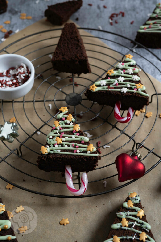 Tannenbaum Brownies mit Kugeln und Zuckerstangen