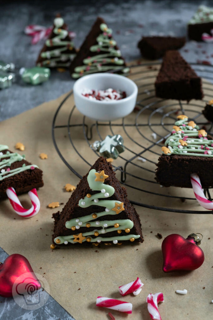 Tannenbaum Brownies mit Kugeln und Zuckerstangen