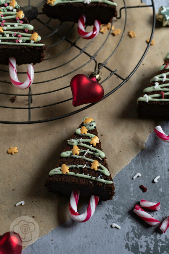 Tannenbaum Brownies mit Kugeln und Zuckerstangen